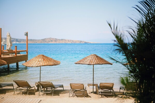 Plage privée, chaises longues, parasols
