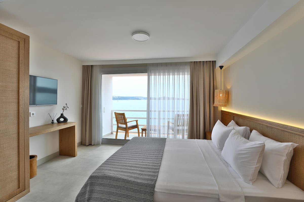 In-room safe, free WiFi, bed sheets