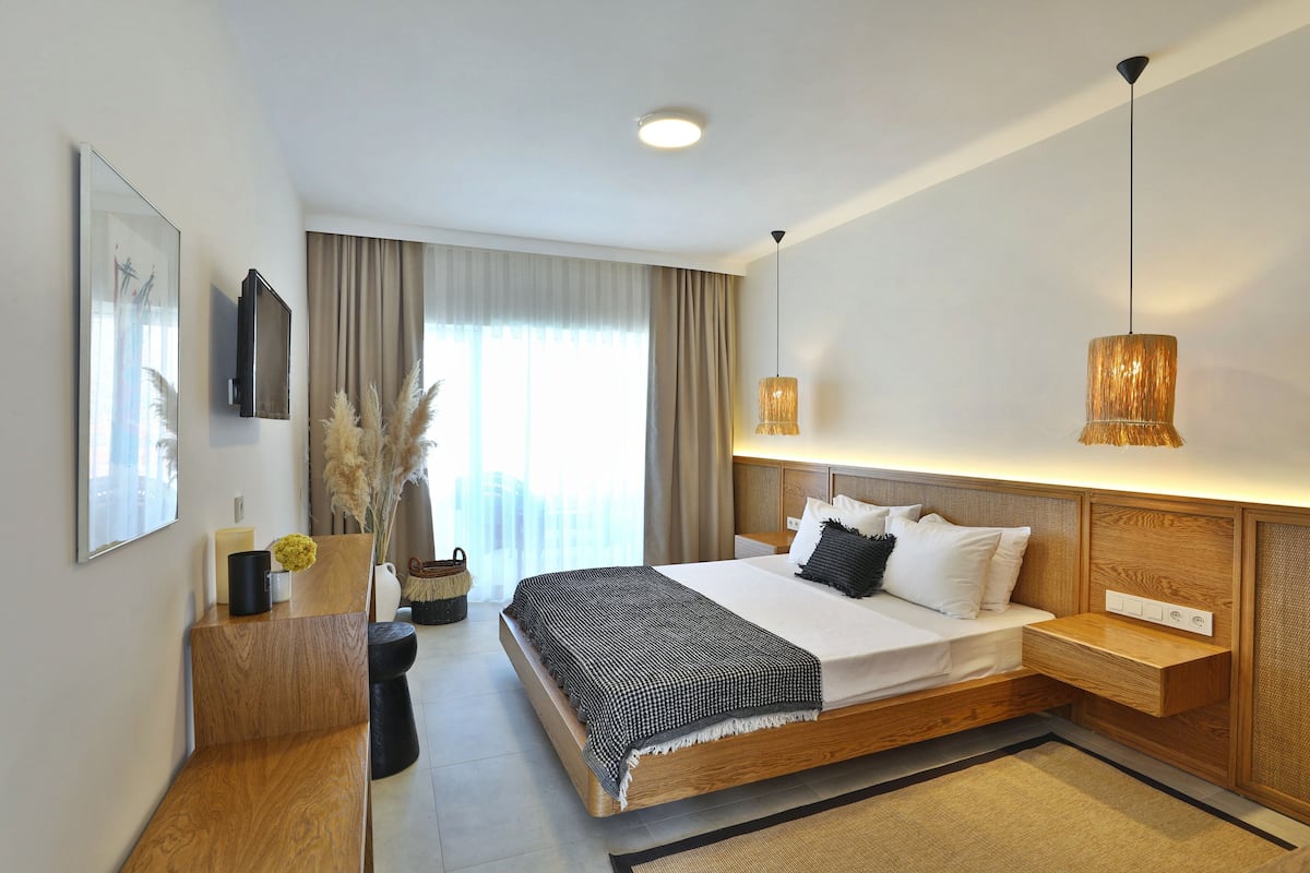Superior Double Room, Sea View | In-room safe, free WiFi, bed sheets