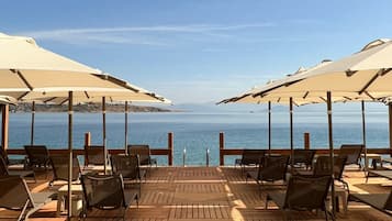 Bãi biển riêng, ghế dài tắm nắng, dù trên bãi biển