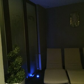 Sauna, hot tub, steam room, Turkish bath, massage/treatment rooms
