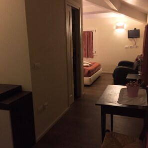 Sengetøy av topp kvalitet, safe på rommet, skrivebord og lydisolert