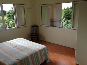 Lägenhet - 2 sovrum - utsikt mot trädgården | 1 sovrum, individuell inredning, unika möbler och skrivbord