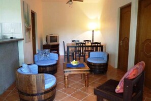 公寓, 2 间卧室, 花园景观 | 客厅 | 平板电视、DVD 播放器