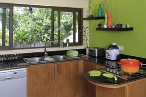 Refrigerador, microondas, placa de cocina, lavavajillas