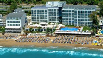 Privat strand, solsenger, parasoller og sandvolleyball