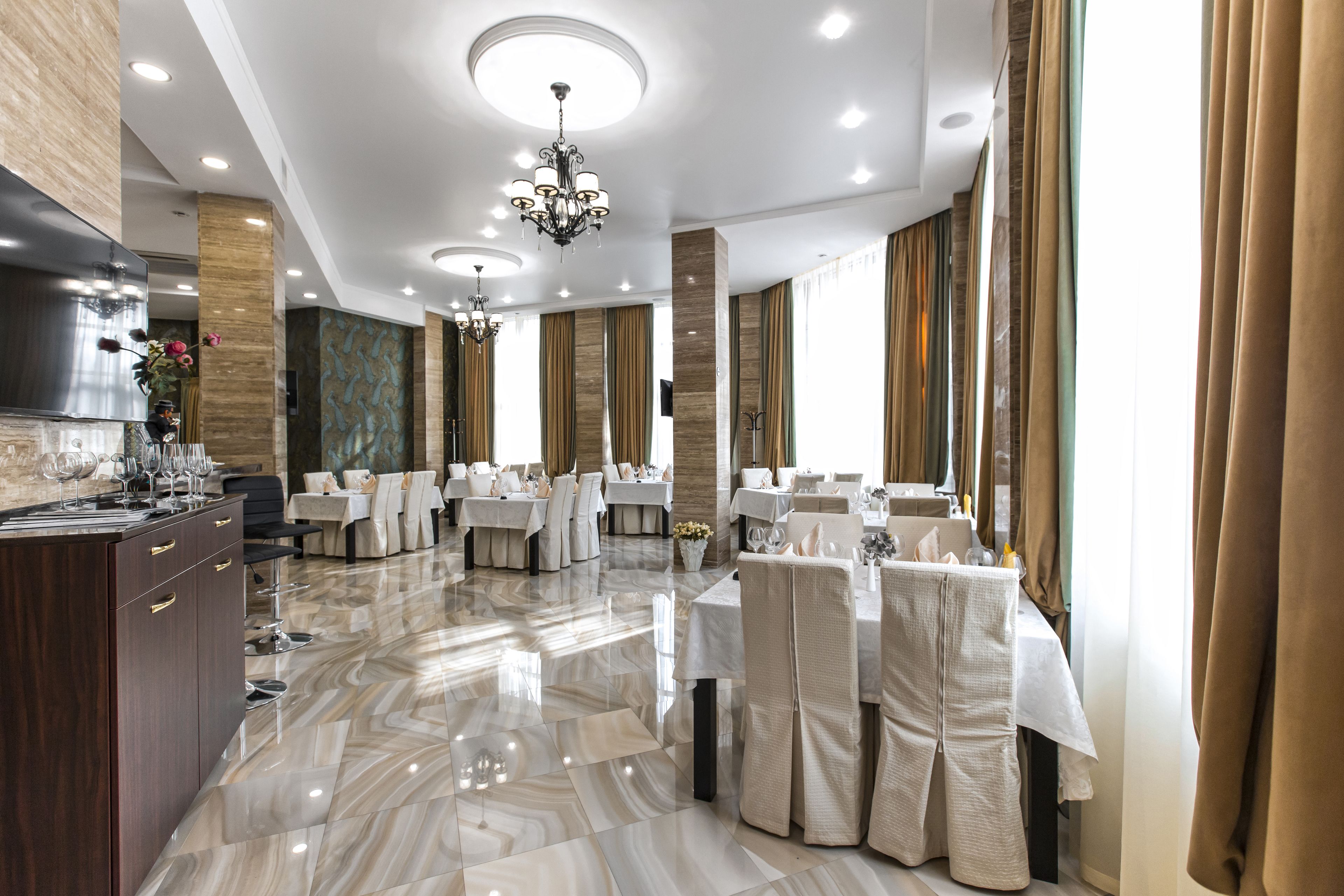 Sarapan dan makan tengah hari dihidangkan, masakan antarabangsa 