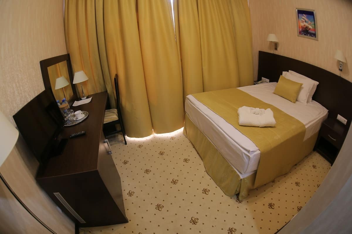 Standard Single Room | In-room safe, desk, soundproofing, iron/ironing board