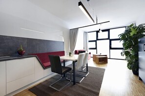 Apartamento, 2 quartos, sacada, vista para a montanha (Top Level 2) | Área de estar | TV de tela plana