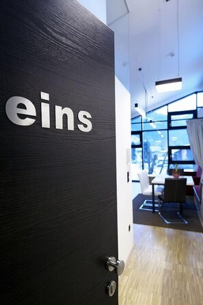 Caja de seguridad en la habitación, escritorio y cortinas blackout