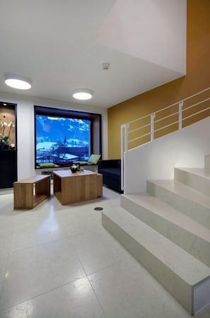 Caja de seguridad en la habitación, escritorio y cortinas blackout