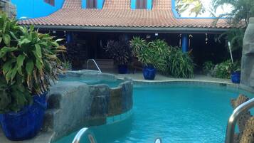 Een binnenzwembad en een buitenzwembad