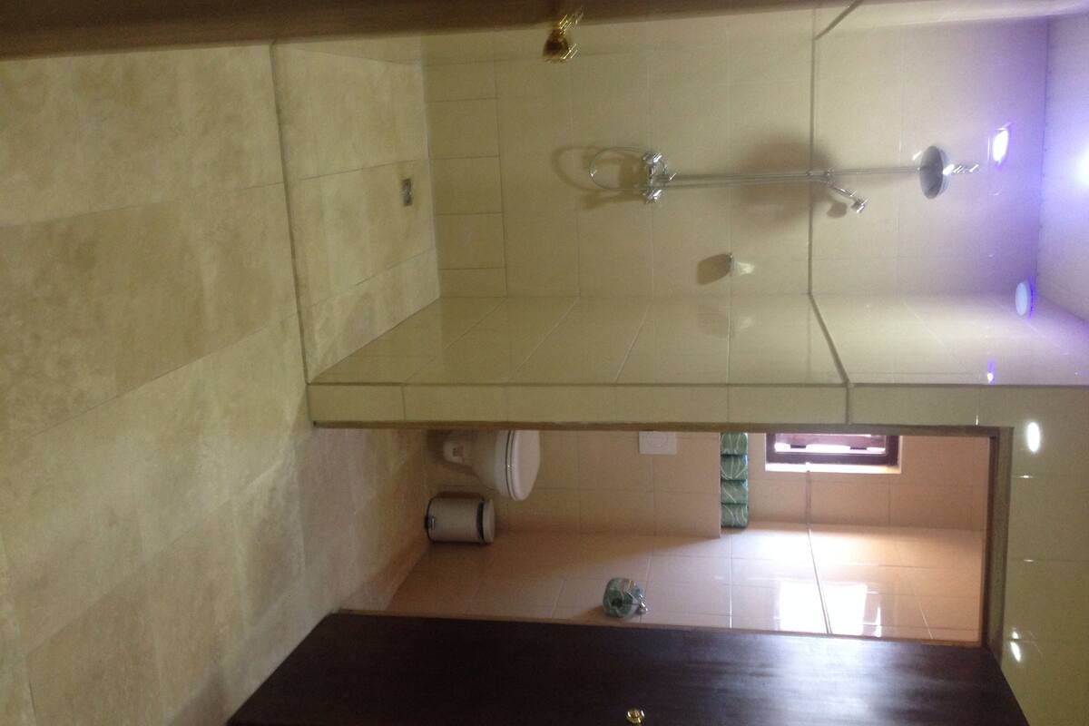 Une salle de bain avec une douche, des toilettes et un lavabo.