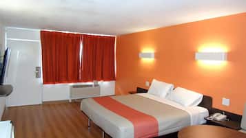 Rom – deluxe, 1 kingsize-seng, røyk, kjøleskap og mikrobølgeovn | Skrivebord, wi-fi (inkludert) og sengetøy