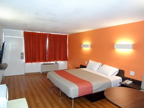 Rom – deluxe, 1 kingsize-seng, røyk, kjøleskap og mikrobølgeovn | Skrivebord, wi-fi (inkludert) og sengetøy