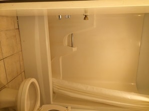 Combined shower/bathtub, free toiletries, hair dryer, towels