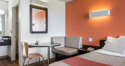 Motel 6 Connellys Springs, NC