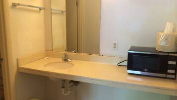 Combined shower/bathtub, free toiletries, hair dryer, towels