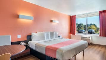 書桌、免費無線上網、床單