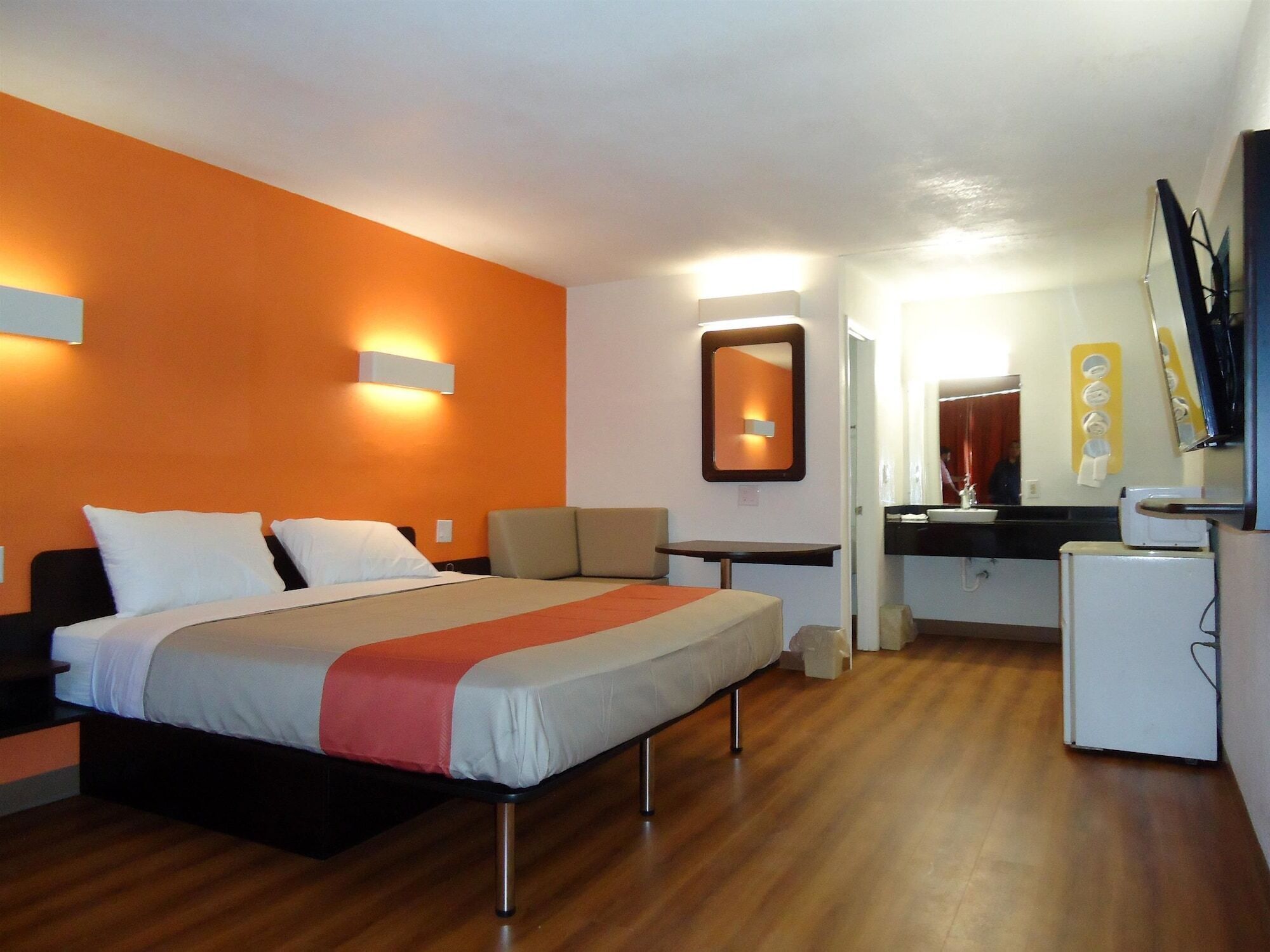 Escriptori, wifi gratuïta i roba de llit 