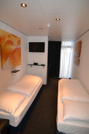 Standard Twin Room, Private Bathroom | Desk, free WiFi - Hotel Bienvenue (Rotterdam)