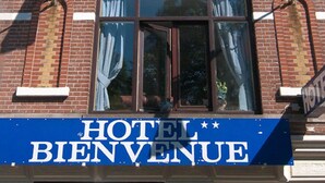 A hotel sign with "HOTEL BIENVENUE" written on it. - Hotel Bienvenue (Rotterdam)