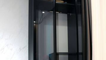 Habitación triple Deluxe | Caja fuerte, escritorio, sistema de insonorización y wifi gratis