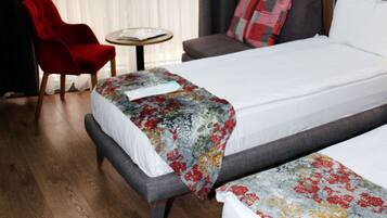 Deluxe-Dreibettzimmer | Zimmersafe, Schreibtisch, schallisolierte Zimmer, kostenloses WLAN