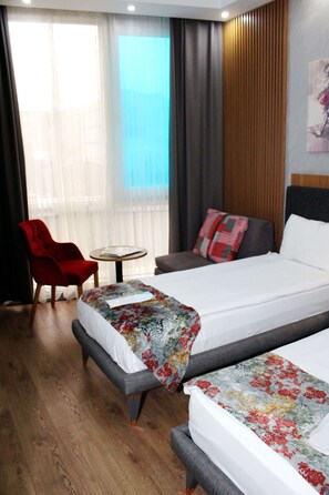 Caja de seguridad en la habitación y escritorio 