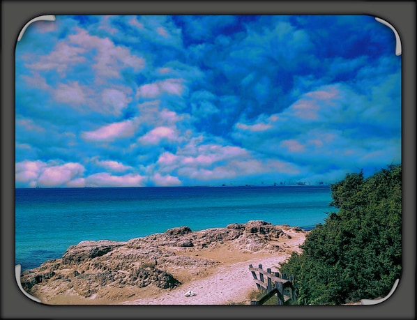 Pantai di sekitar, pasir putih, dan antar-jemput ke pantai