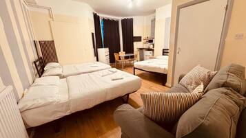 Habitación familiar (6 Adults/ 37 Collingaham Place) | Ropa de cama