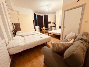 Family Room (6 Adults/ 37 Collingaham Place) | Bed sheets - Anwar House (London)