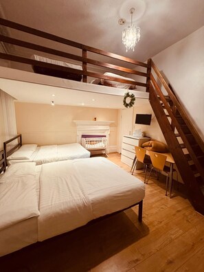 패밀리룸 (6 Adults/ 37 Collingaham Place) | 침대 시트