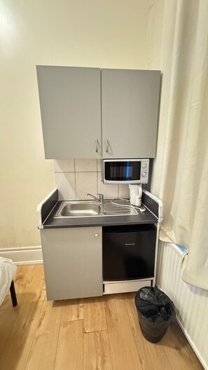 Triple Room (37 Collingaham Place) | Private kitchen | Coffee/tea maker, electric kettle - Anwar House (London)