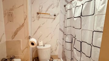 Habitación familiar (6 Adults/ 37 Collingaham Place) | Baño | Toallas