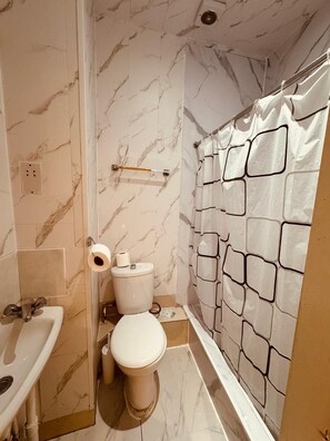 Family Room (6 Adults/ 37 Collingaham Place) | Bathroom | Towels - Anwar House (London)