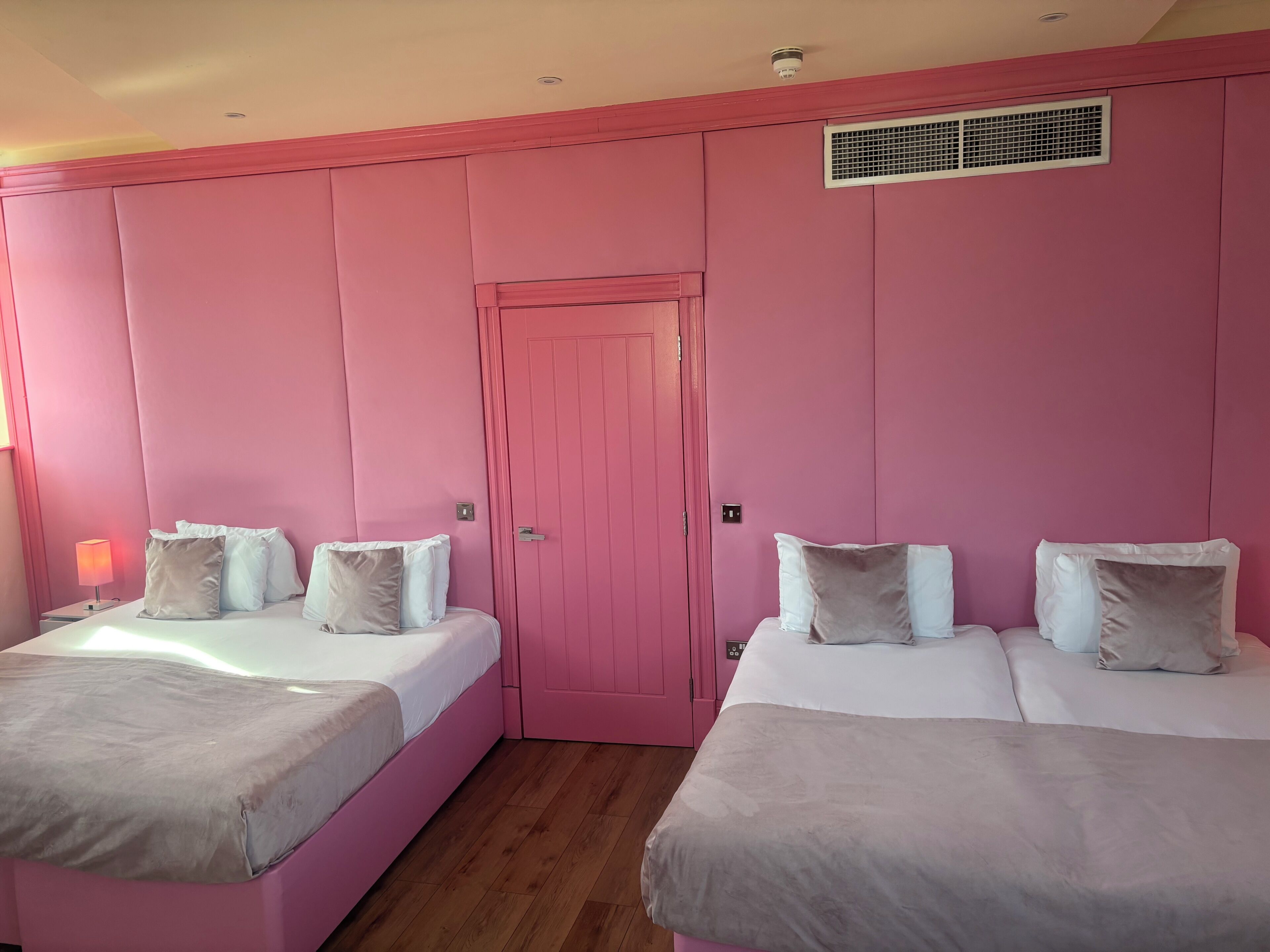 Ropa de cama de alta calidad y caja de seguridad en la habitación 