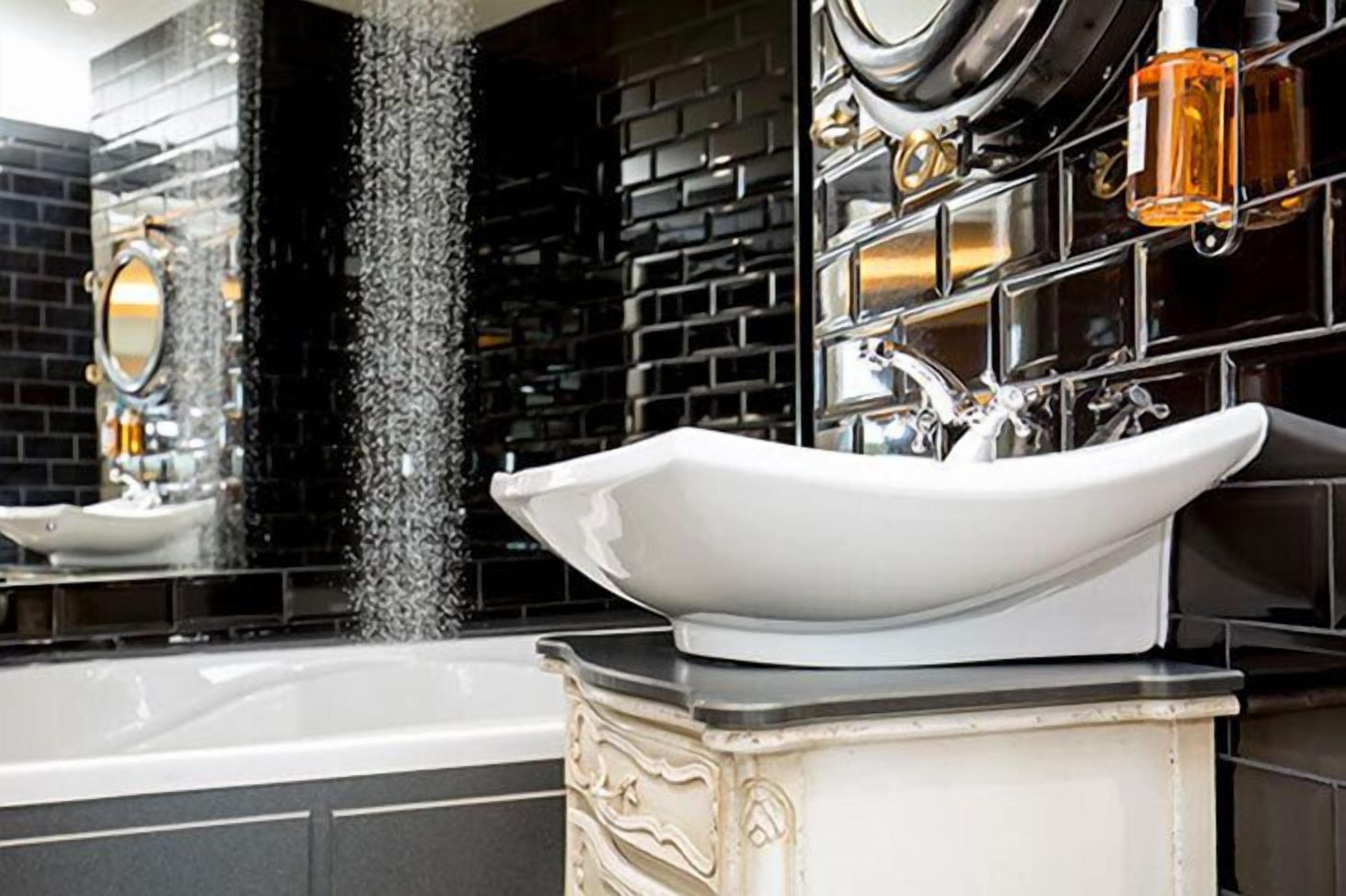 deluxe room | bathroom | free toiletries, hair dryer, towels