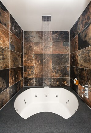 Luxury Room (Sleeps 8) | Bathroom | Free toiletries, hair dryer, towels - The Shankly Hotel (Liverpool)