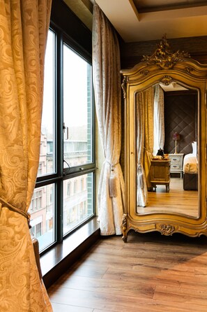 Literie de qualité supérieure, coffres-forts dans les chambres, bureau