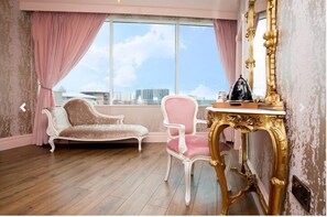 Literie de qualité supérieure, coffres-forts dans les chambres, bureau