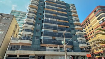 Grand Apartment, 3 Bedrooms, Partial Sea View | 2 bilik tidur, langsir/tirai gelap terus, Wi-fi percuma