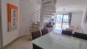 Cobertura superior, 6 quartos, piscina particular, vista parcial para o oceano | 2 quartos, cortinas blackout, Wi-Fi de cortesia