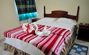 Apartamento familiar, 2 habitaciones, vistas al jardín | 18 dormitorios, ropa de cama de alta calidad, cortinas opacas