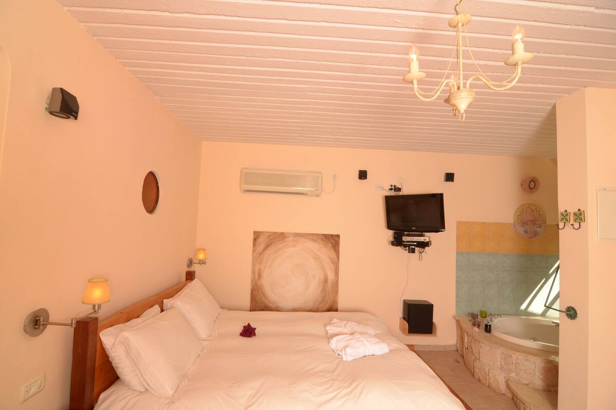 Suite, Jetted Tub