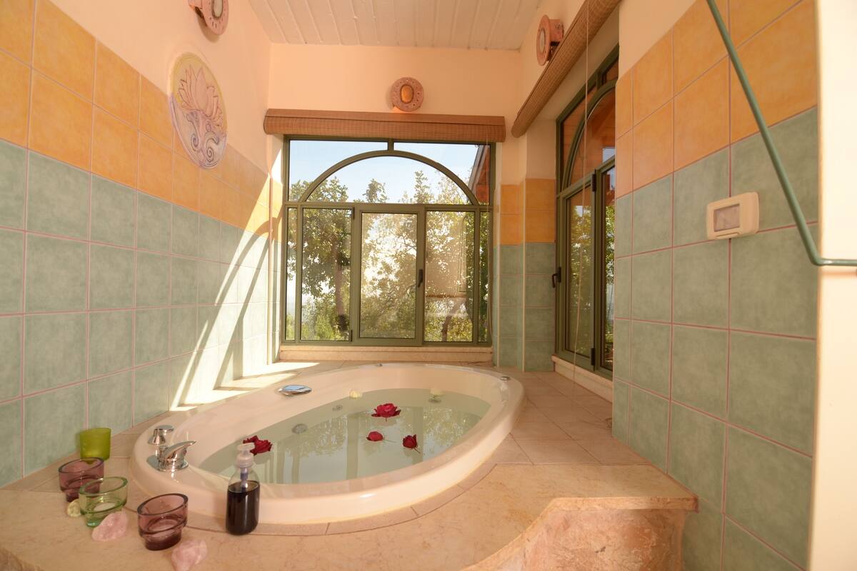 Suite, Jetted Tub | Deep soaking bathtub