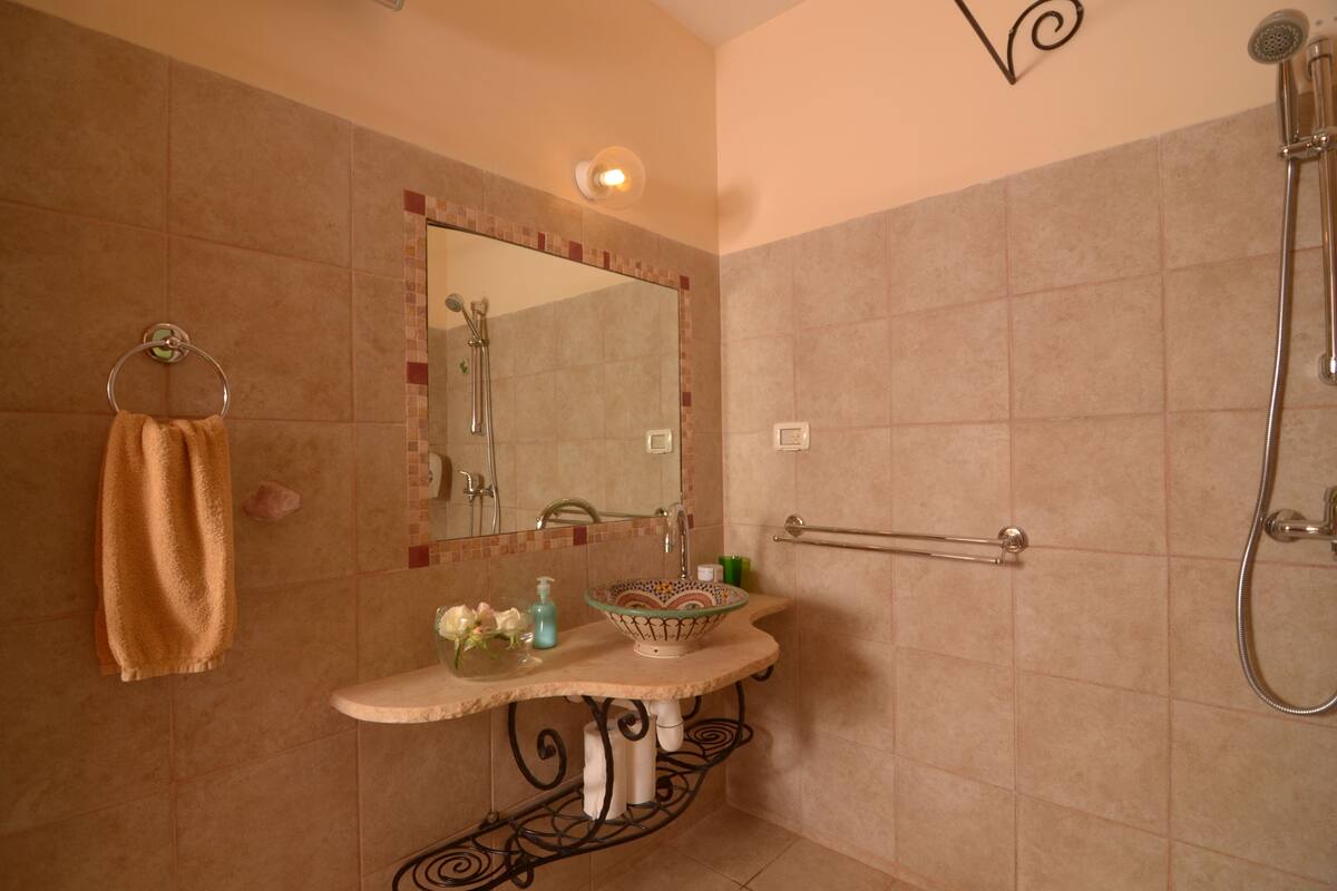 Deluxe Suite, Jetted Tub, Lake View | Bathroom sink
