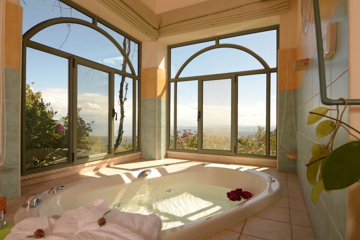 Deluxe Suite, Jetted Tub, Lake View | Jetted bathtub