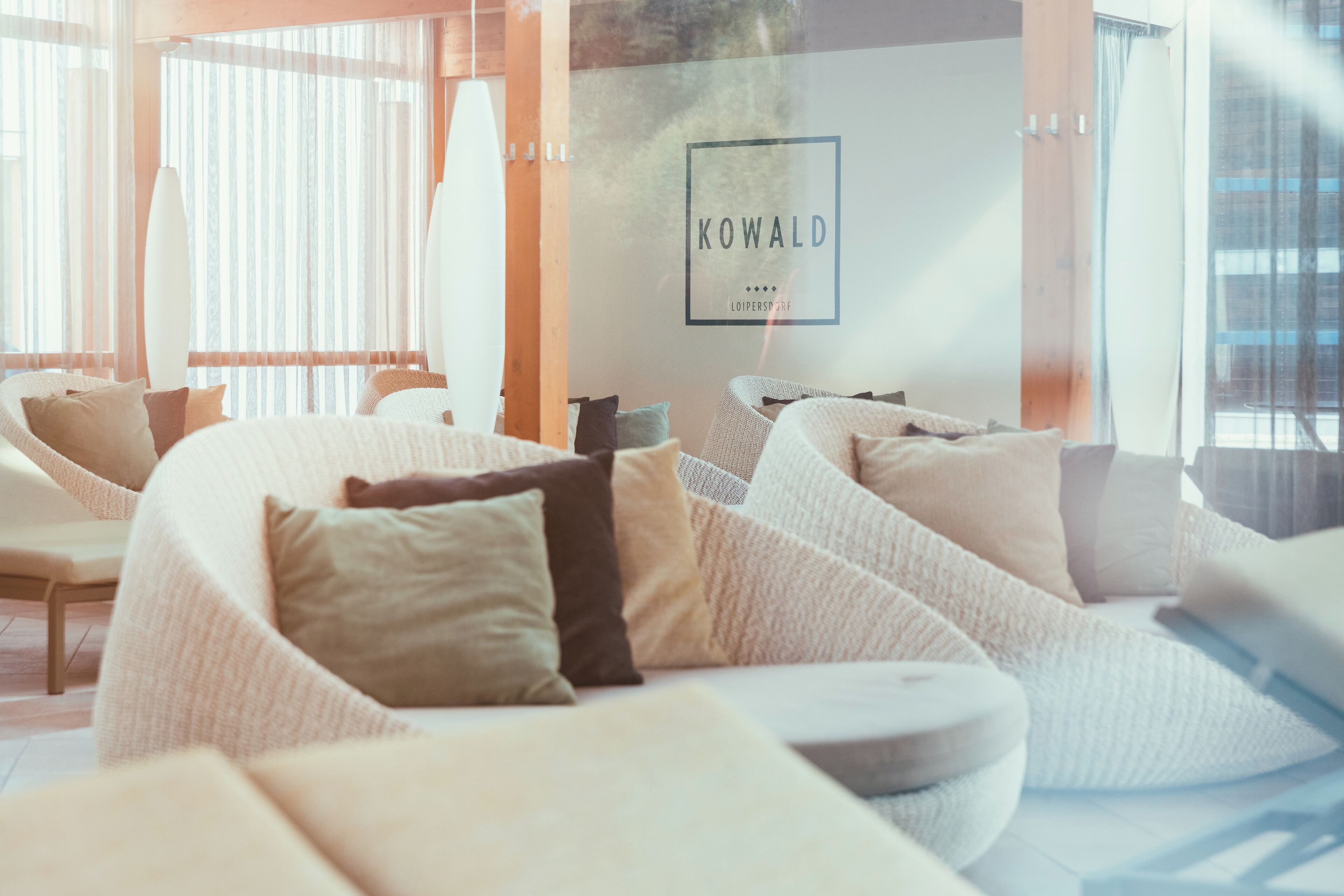 Innenpool, Außenpool, Sonnenschirme, Liegestühle