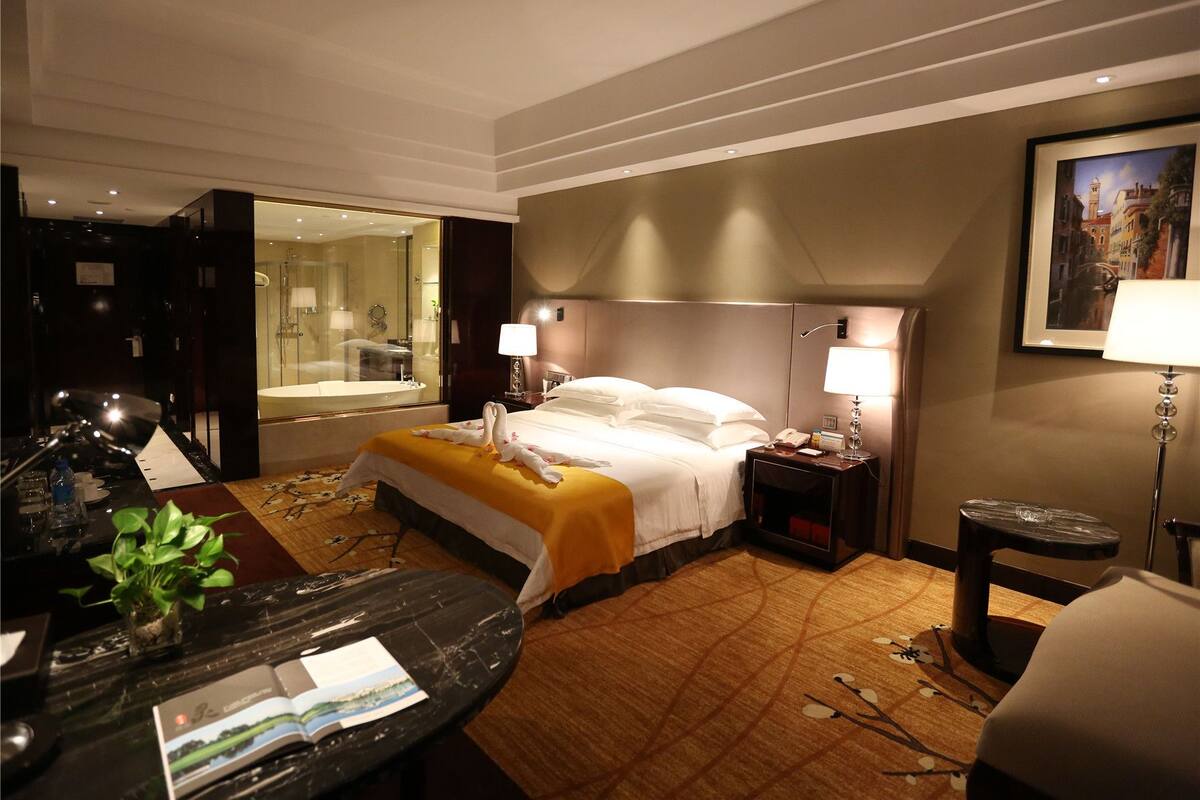Commercial Room | In-room safe, desk, blackout curtains, rollaway beds